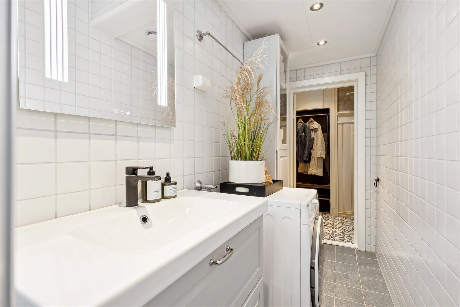 Badet har tidløse fliser på gulv og vegger med downlights i himling og med varmekabler på gulv. Galleribilde