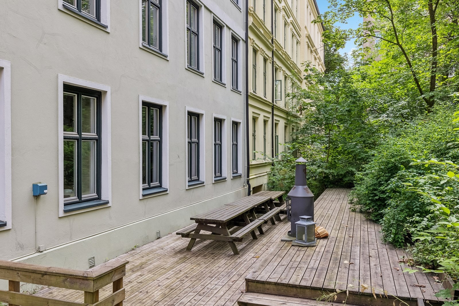 Bakgård 2 som er stille og rolig med mye grøntareal. Galleribilde