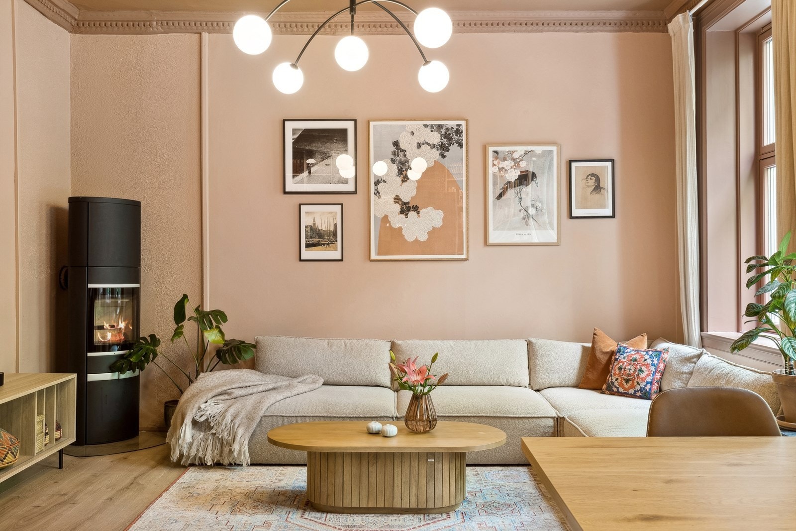 Peisen i stuen gir god varme på vinterhalvåret. Galleribilde