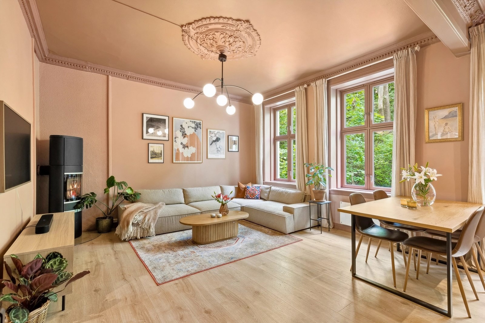 Leiligheten har en lekker stue med flotte klassiske detaljer som rosett, stukkatur og doble fløydører mot hovedsoverom. Galleribilde