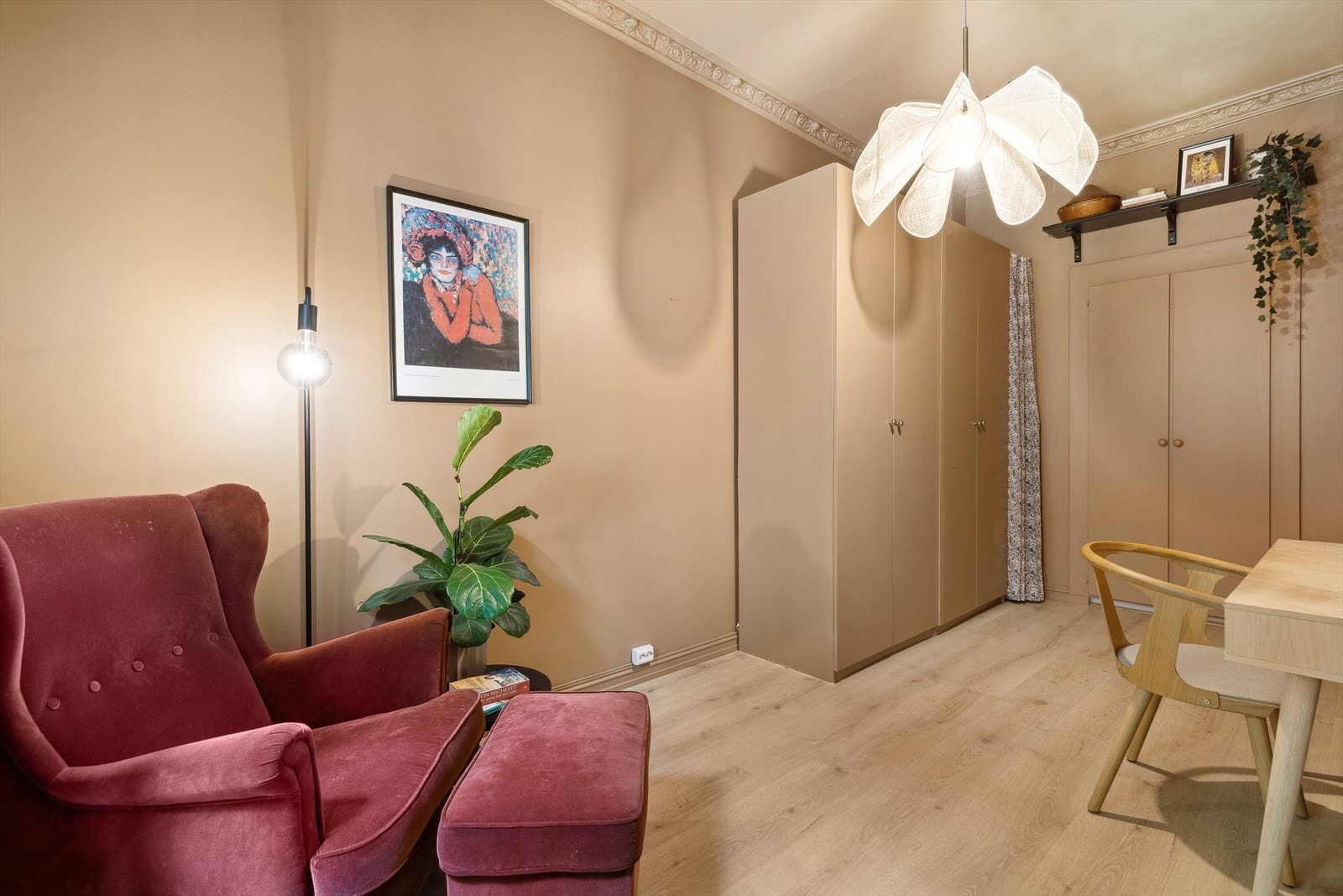 På soverom 2 er det godt med oppbevaringsplass i garderobeskap og i plassbygget garderobeskap. Galleribilde