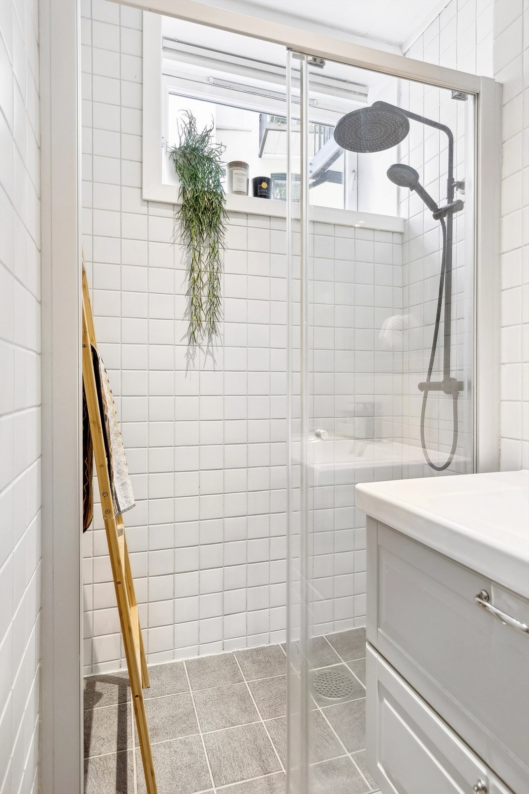 Innredning består av opplegg for vaskemaskin, dusjnisje, wc og servantskap med ettgreps blandebatteri fra Gustavsberg. Galleribilde