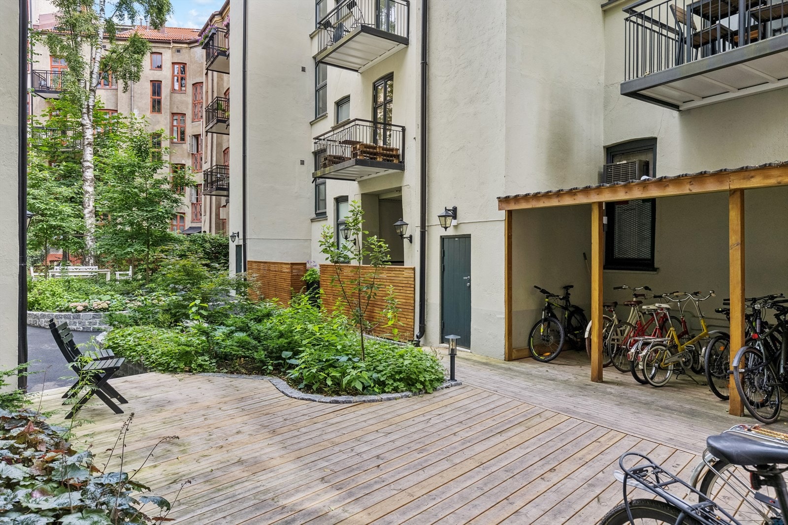 Bakgården ble oppgradert i 2023 og fremstår som svært innbydende. Galleribilde