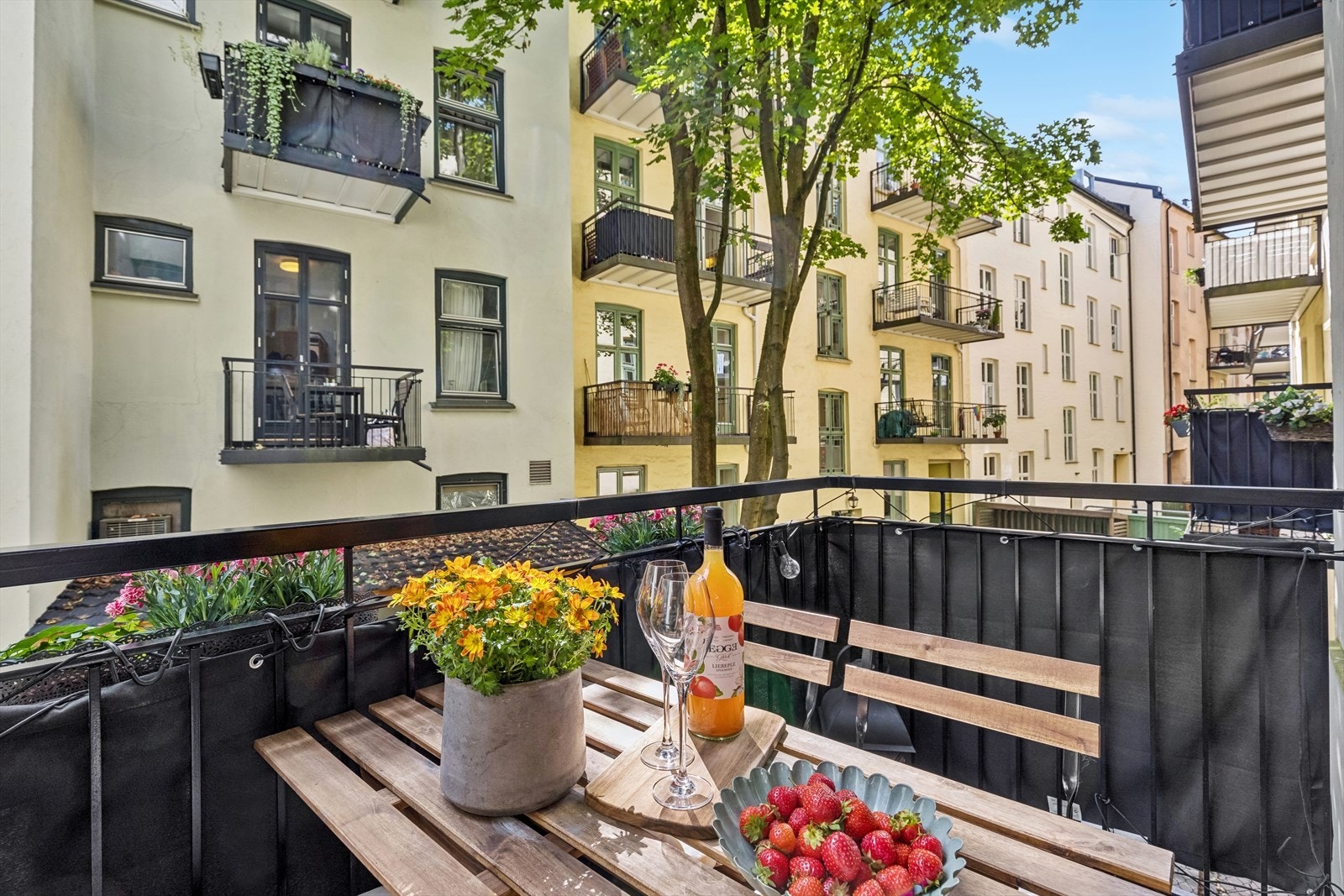 Leiligheten byr på en flott balkong med god plass til møblement. Galleribilde