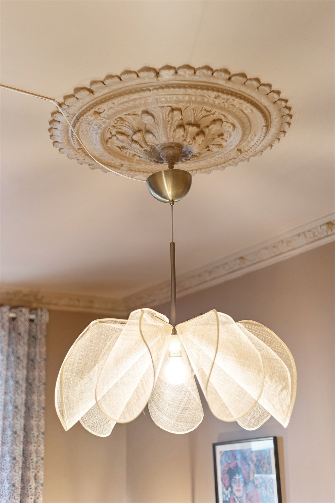 Detalj - flott rosett på soverom. Galleribilde