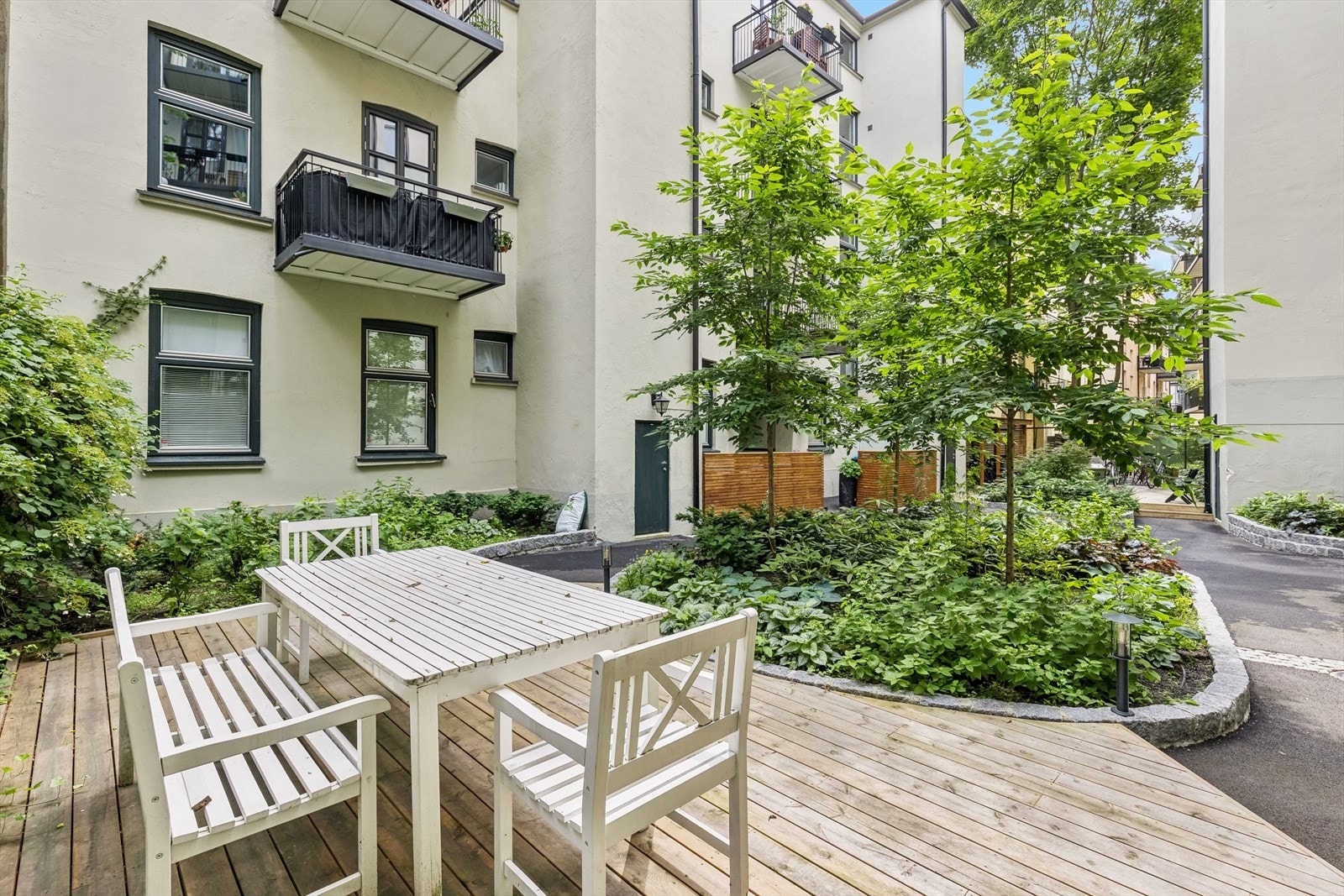 Leiligheten har en flott bakgård som er pent opparbeidet med grønne vekster og møblement. Galleribilde