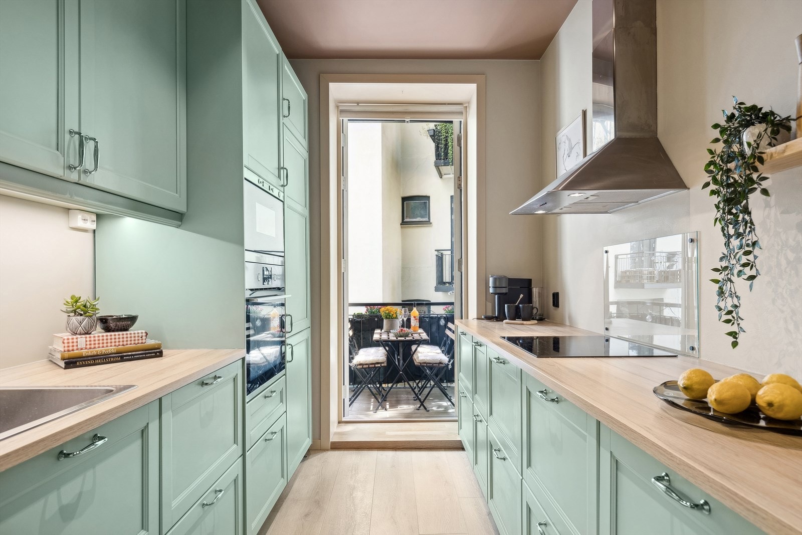 I 2017 ble det montert ny kjøkkeninnredning fra Ikea med profilerte fronter og laminert benkeplate. Galleribilde