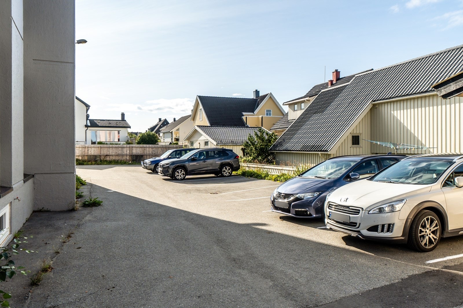 Parkering på felles parkeringsplass. Galleribilde