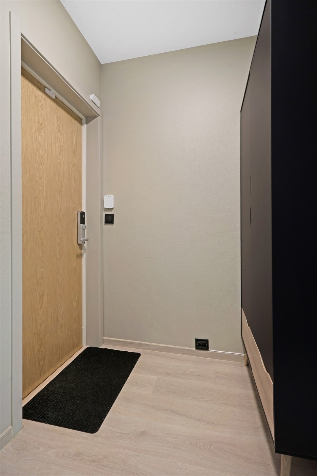 Innbydende malt entré med fin plass til å henge fra seg. Galleribilde