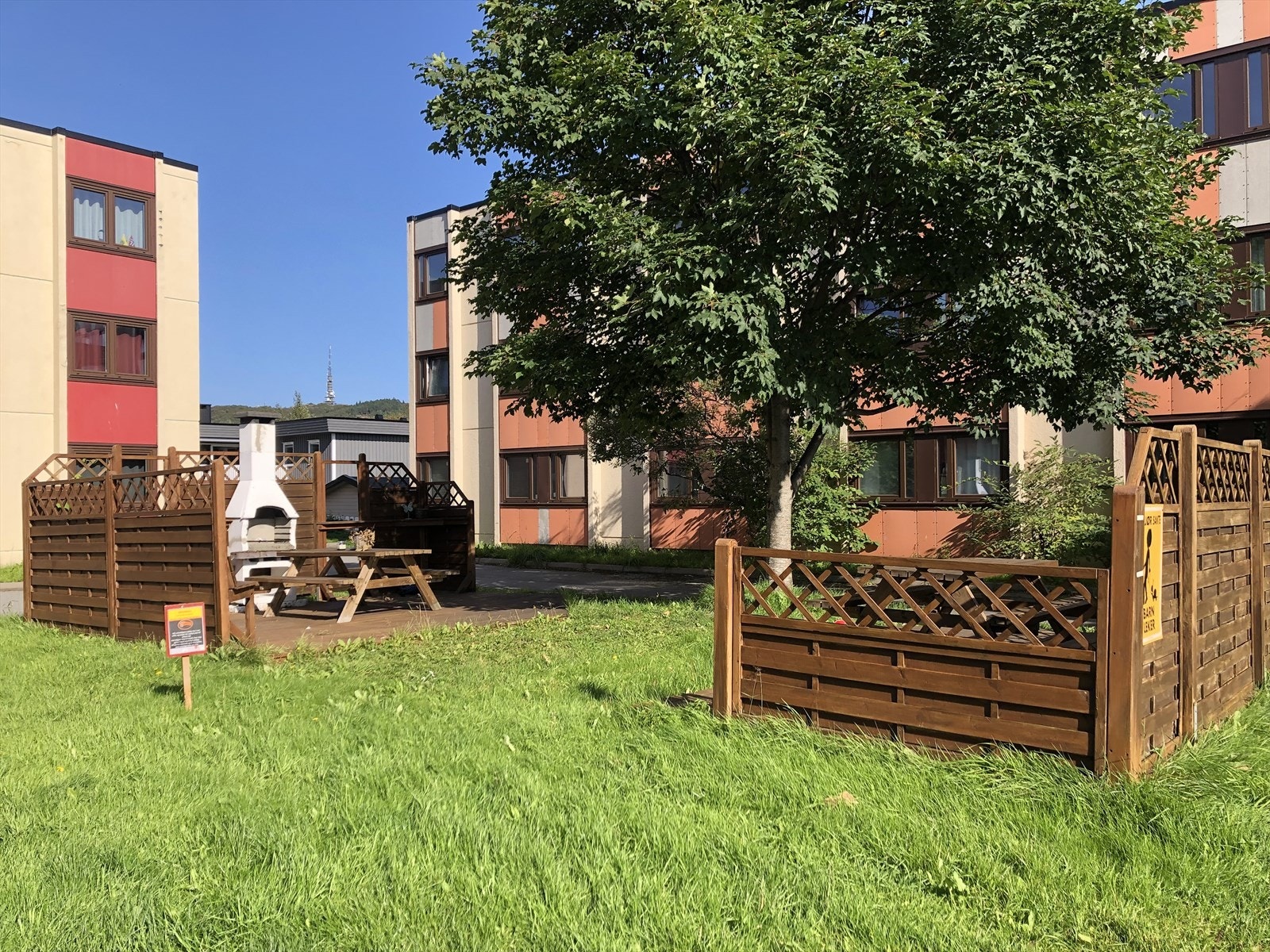 Felles solrik terrasse m/grill, benker og bord. Flott plass til ute sammenkomster. Galleribilde