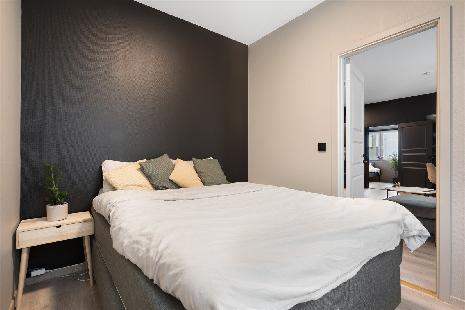 Soverom 1, god plass til stor seng, nattbord eller kommode/garderobe. Galleribilde