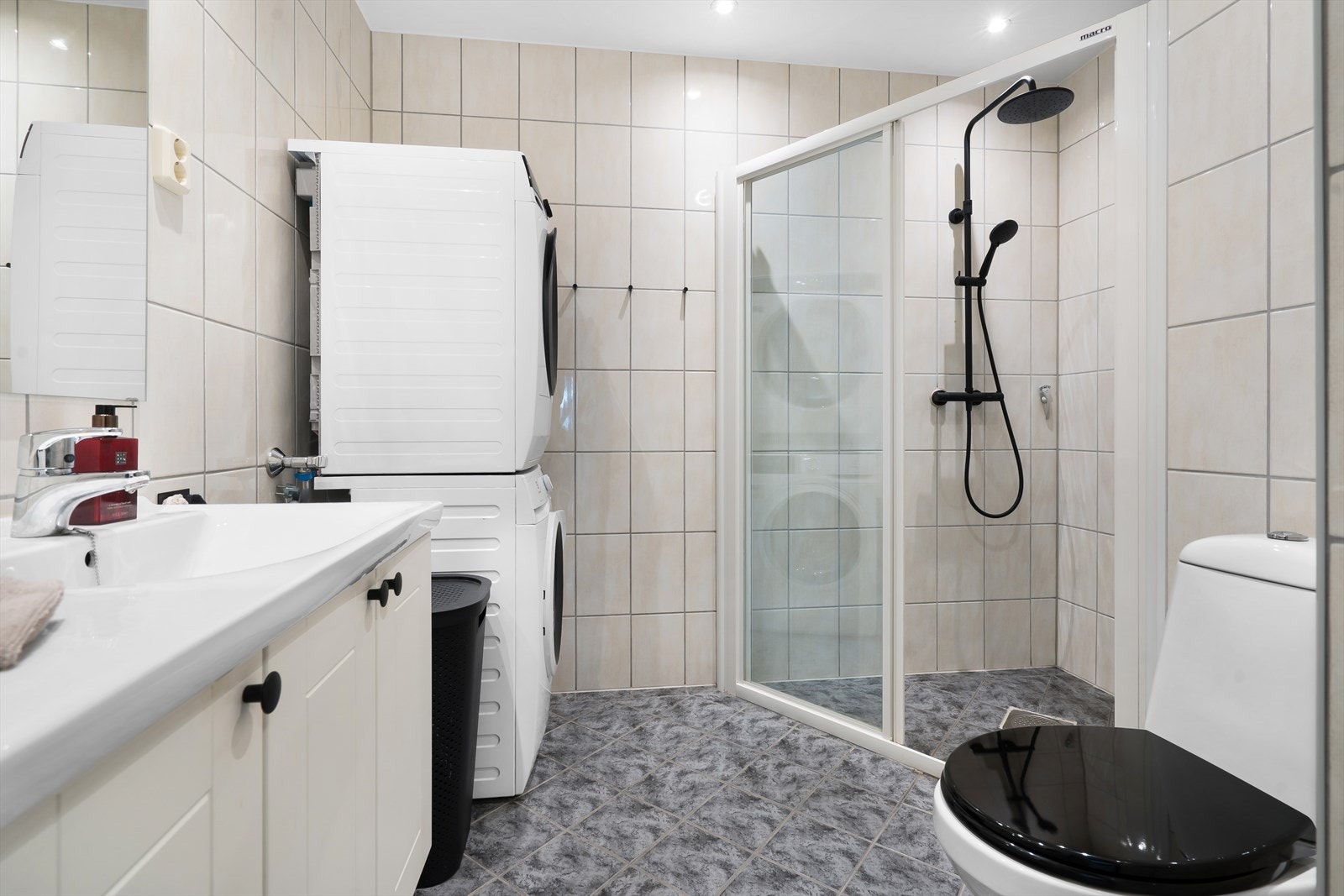 Flislagt bad med downlights, varme i gulv og en deilig regndusj. Galleribilde