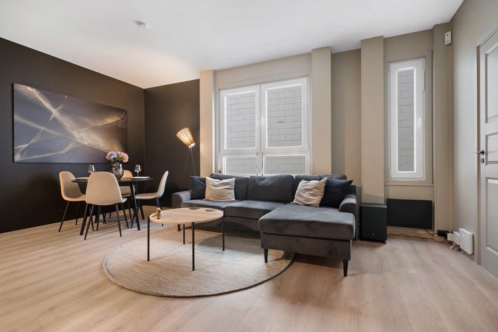 Stuen er luftig og enkel å innrede, god plass til sofagruppe og spisebord med mer. Galleribilde