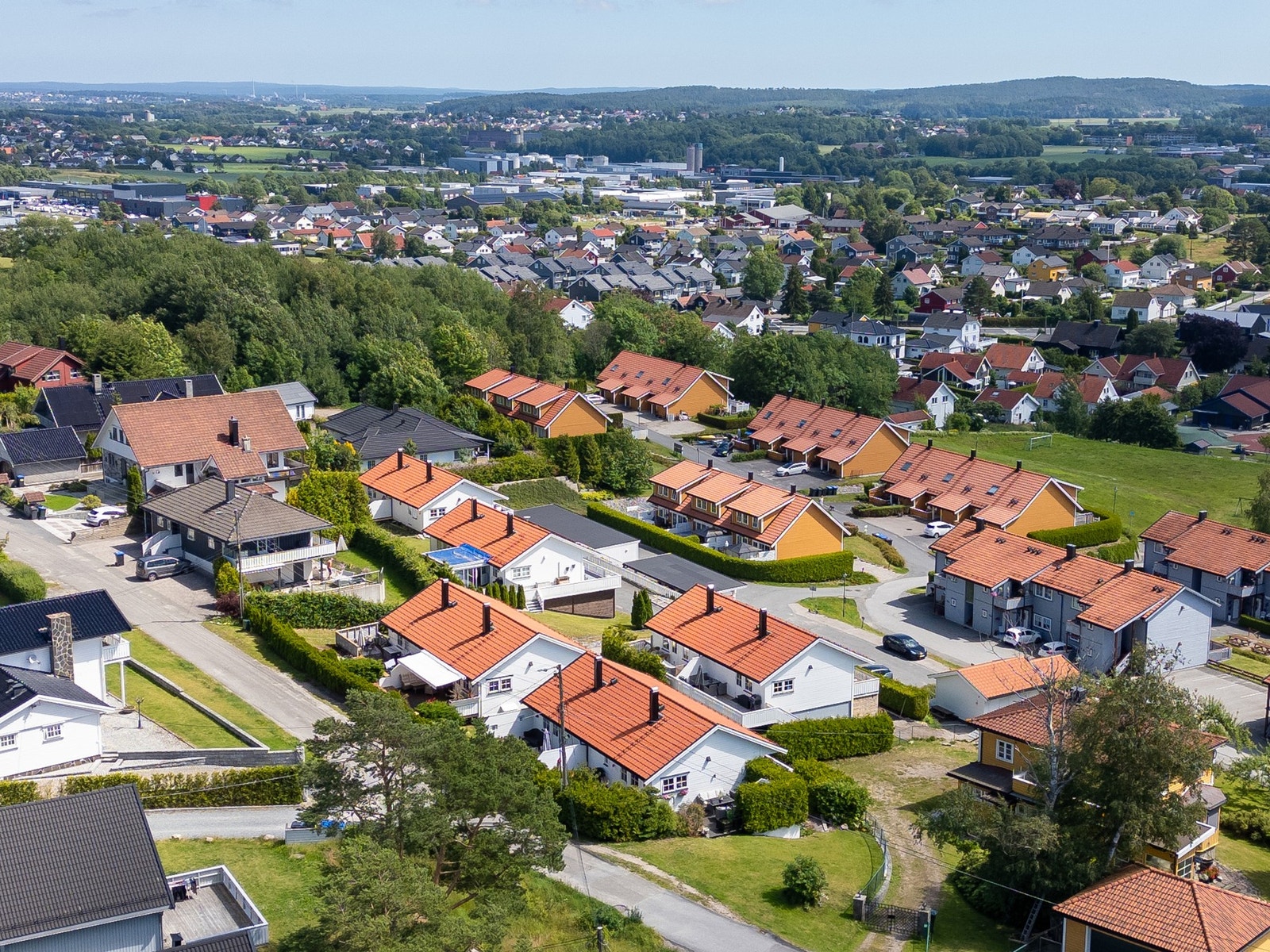 Her bor du på Leie, like ved Nøkleby barneskole, med kort gangavstand til butikker, barnehage og fine uteområder for store og små. Galleribilde