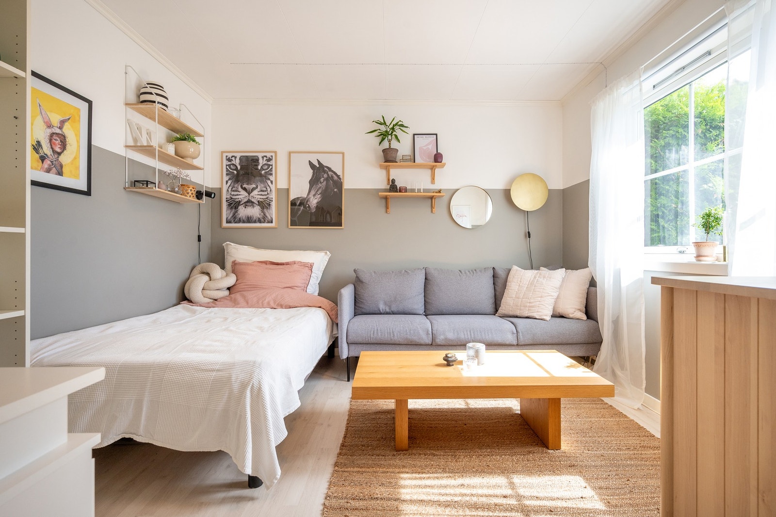Soverom 2 er romslig med god plass til både seng og sofa. Galleribilde