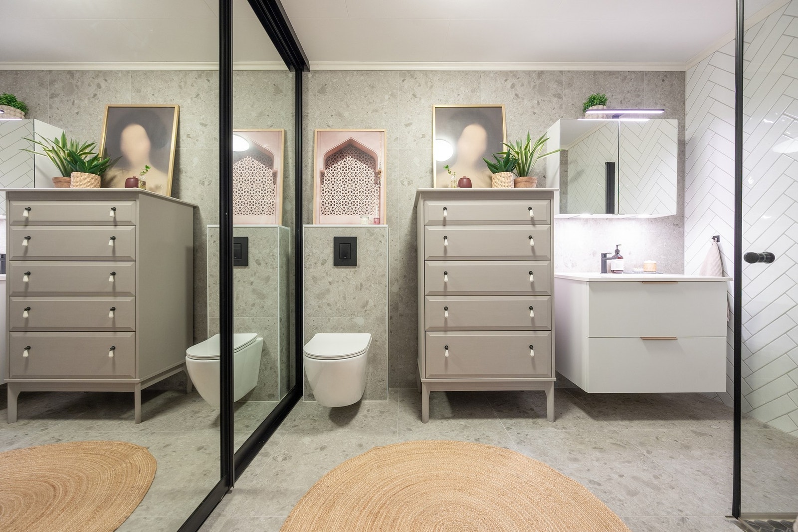 Badet er pusset opp i 2021 utstyrt med speilskap, vegghengt servantskap med skuffer, dusj med veggmontert hånd- og regndusj og vegghengt toalett. Galleribilde