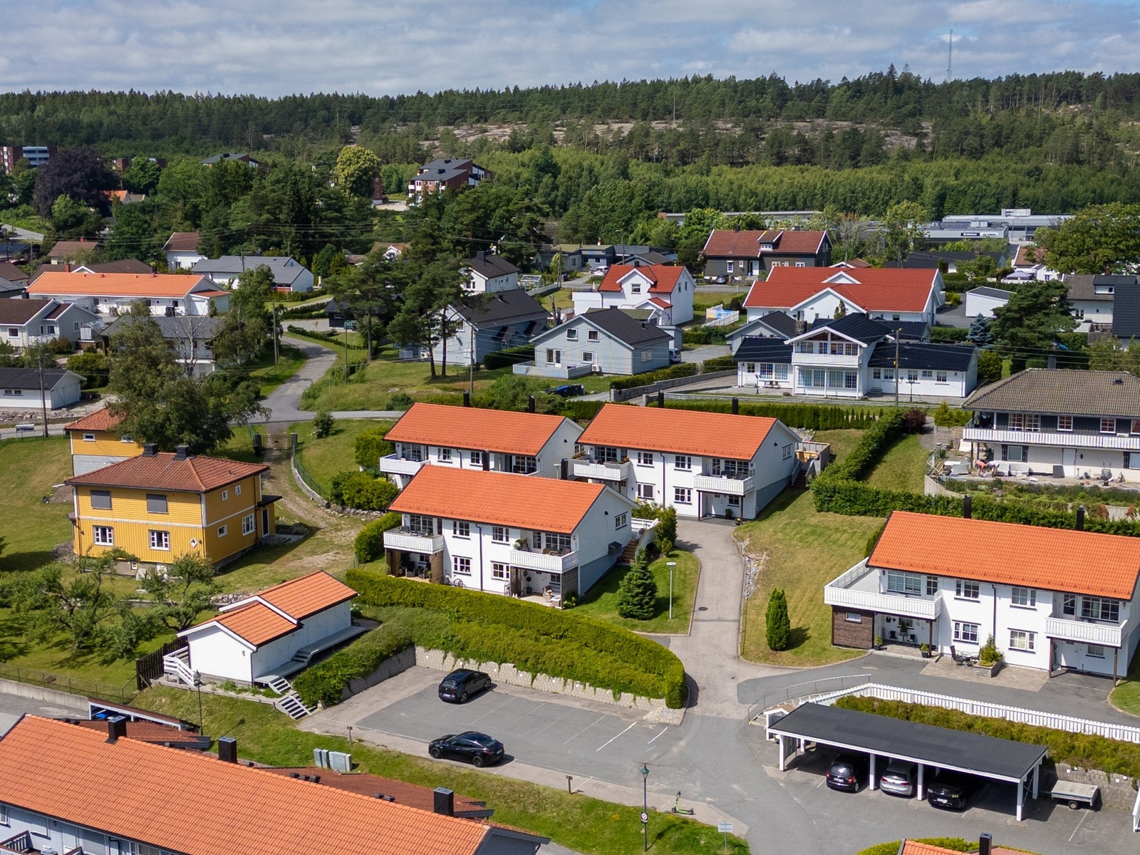 Boligen disponerer to parkeringsplasser, hvor den ene er utstyrt med elbillader, like ved huset. Galleribilde