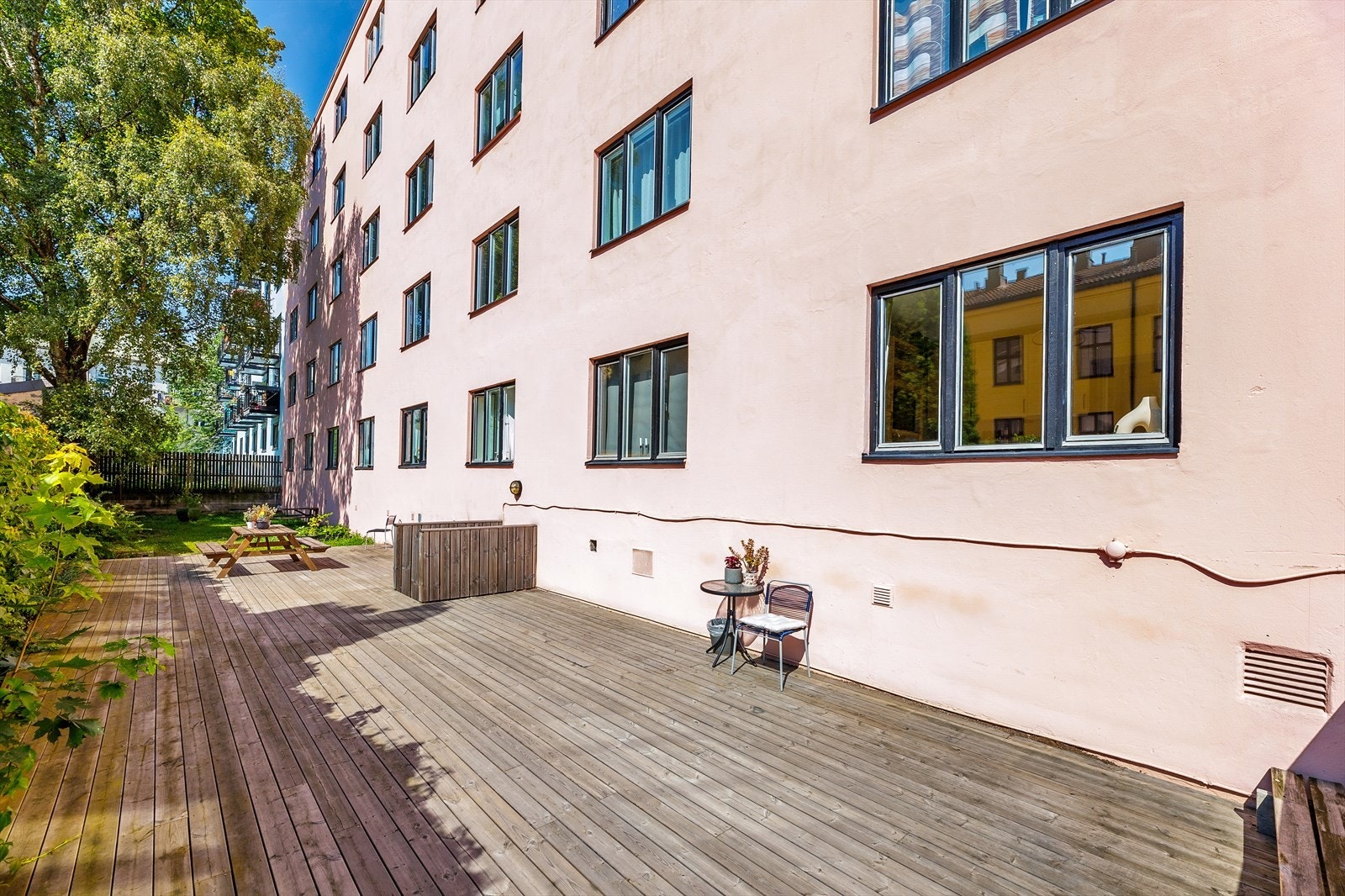 Stor felles terrasse med gode muligheter for sol og sosialt samvær Galleribilde