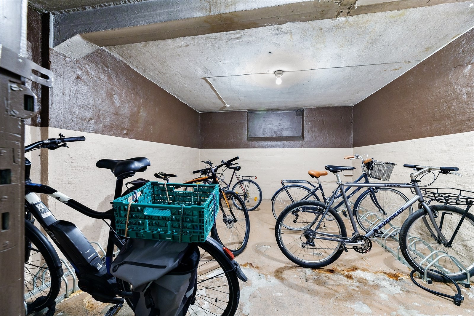 Sikker sykkelparkering i kjelleren for beboerne Galleribilde