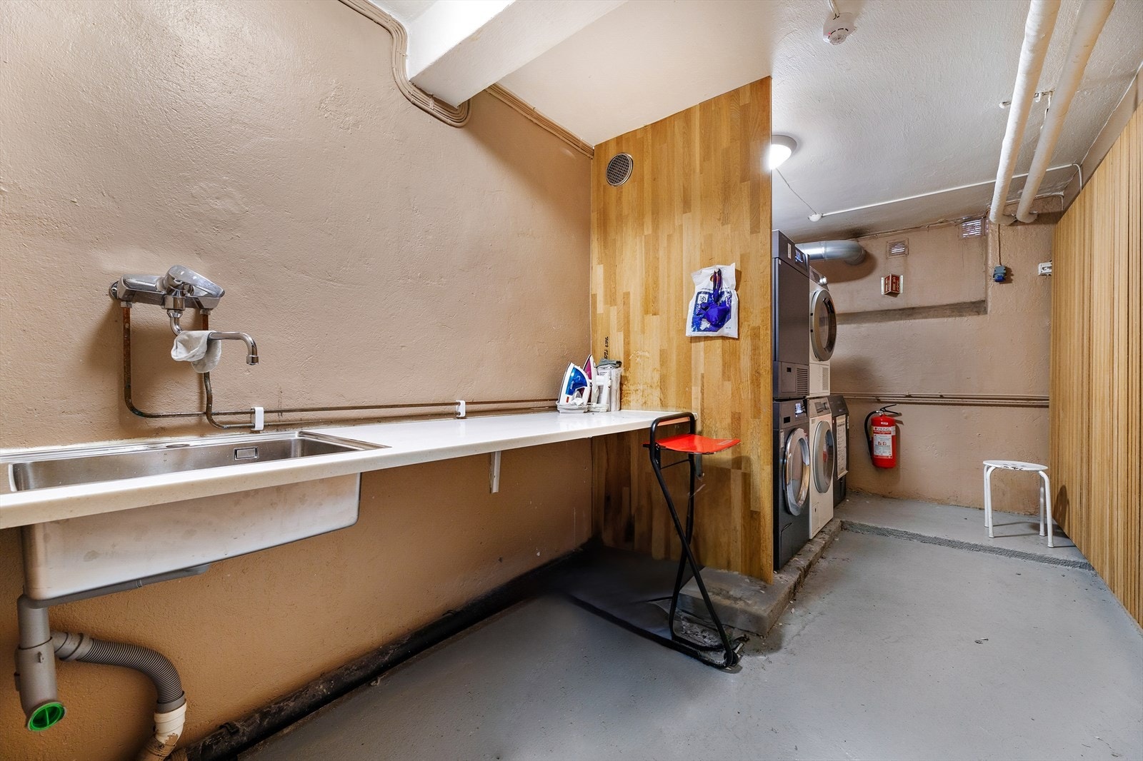 Felles vaskerom i kjelleren med vaskemaskiner og tørketromler. Leiligheten disponerer også en kjellerbod på ca 2 m², merket H0305 Galleribilde