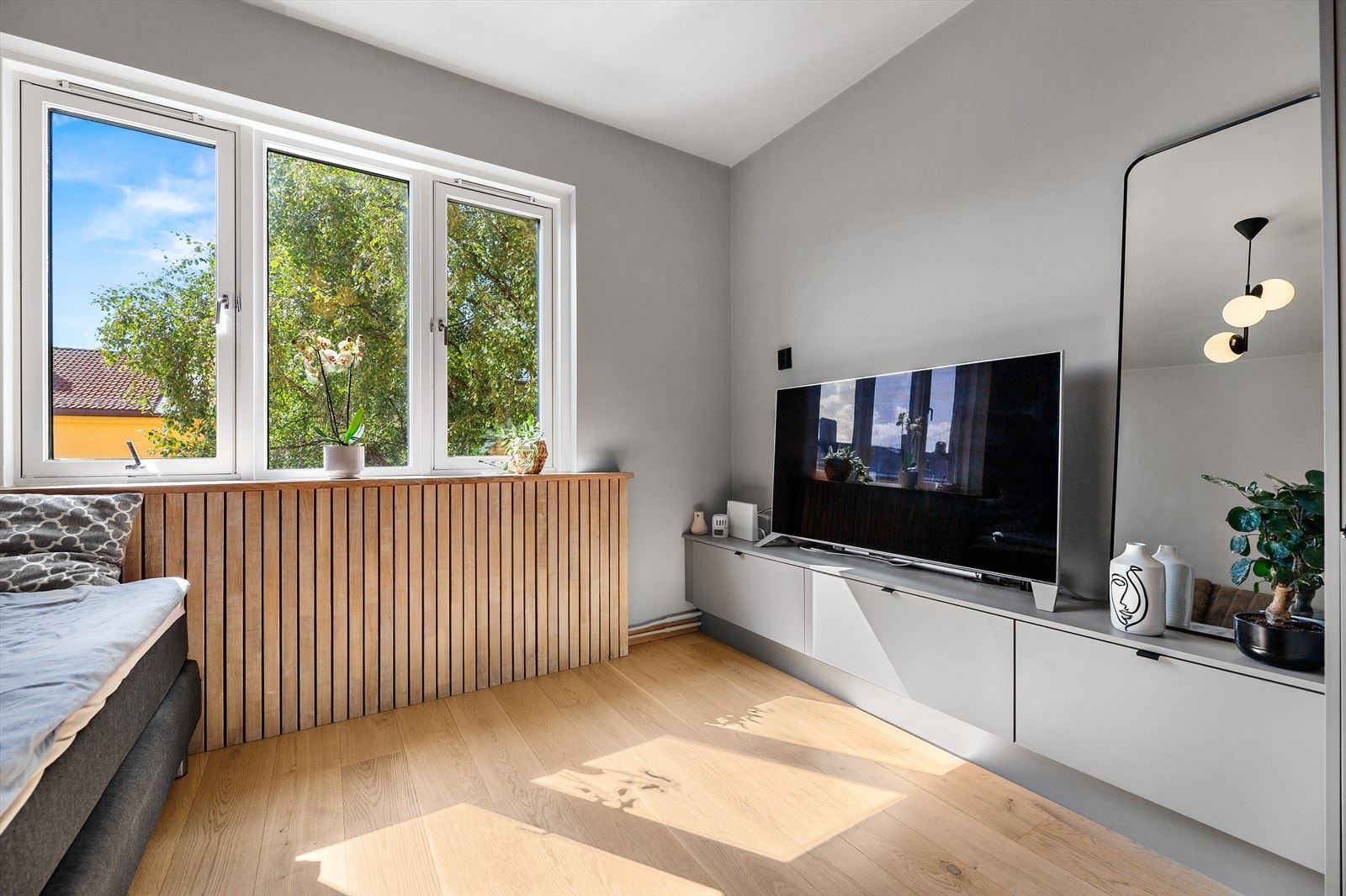 Den gode himlingshøyden gjør stuen romslig og luftig Galleribilde