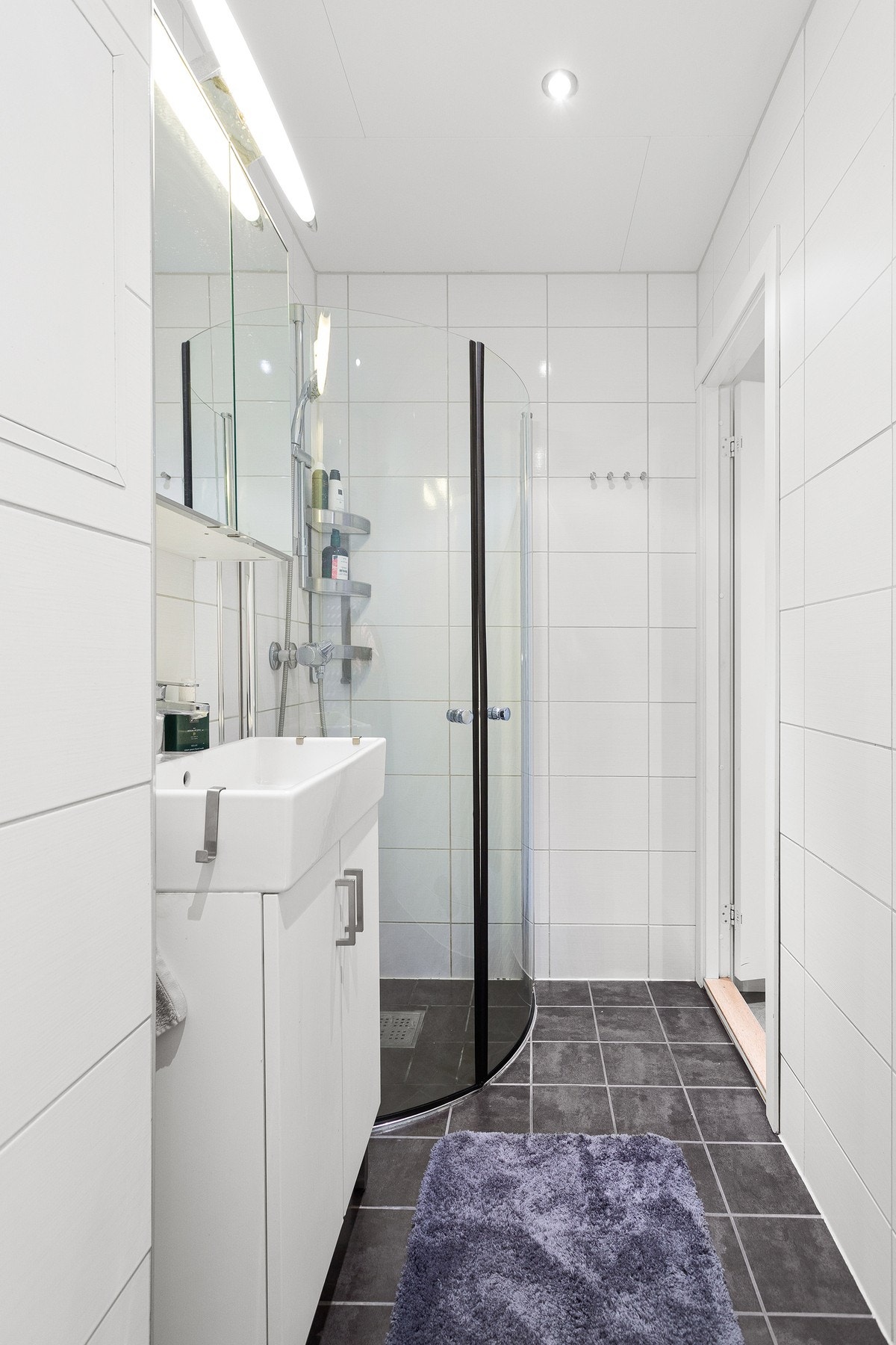 Badet er innredet med dusjhjørne, naturlig avtrekk, hovedstoppeventil og servant i skap. Galleribilde