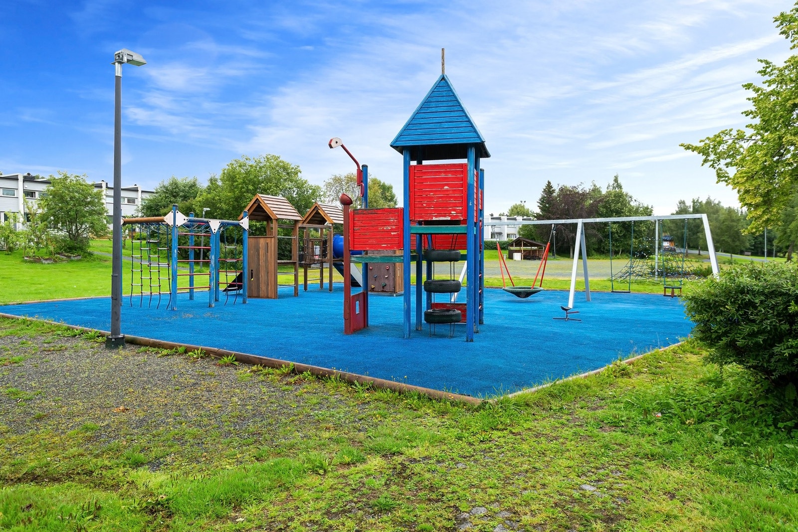 Fra leiligheten er det kort gangvei til dagligvarebutikk, bussholdeplass, restaurant, skole, barnehage etc. Galleribilde