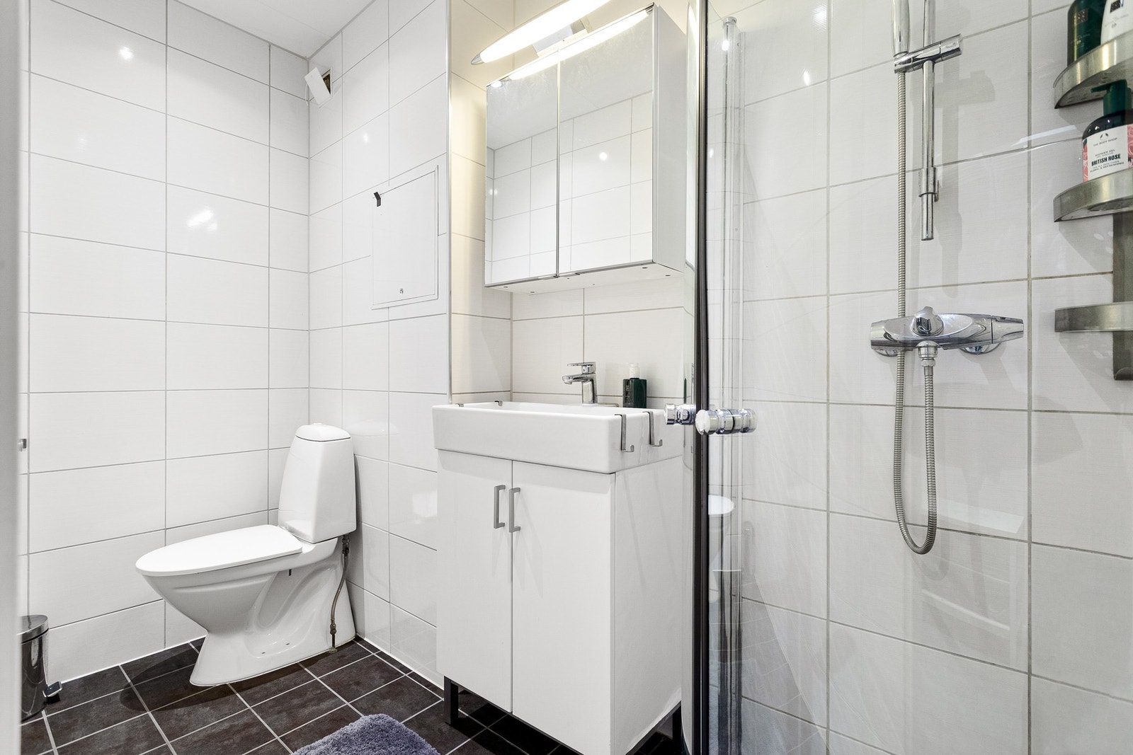 Flott baderom med flisbelagte overflater. Galleribilde