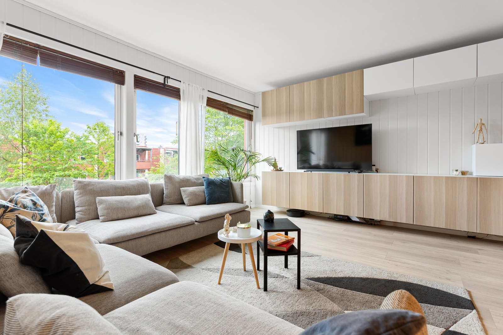 Stuen har laminat på gulv. Galleribilde