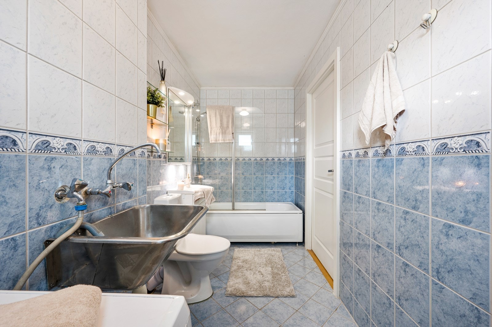 - Badet er innredet med badekar med dusj, toalett, baderomsinnredning og opplegg for vaskemaskin - Galleribilde