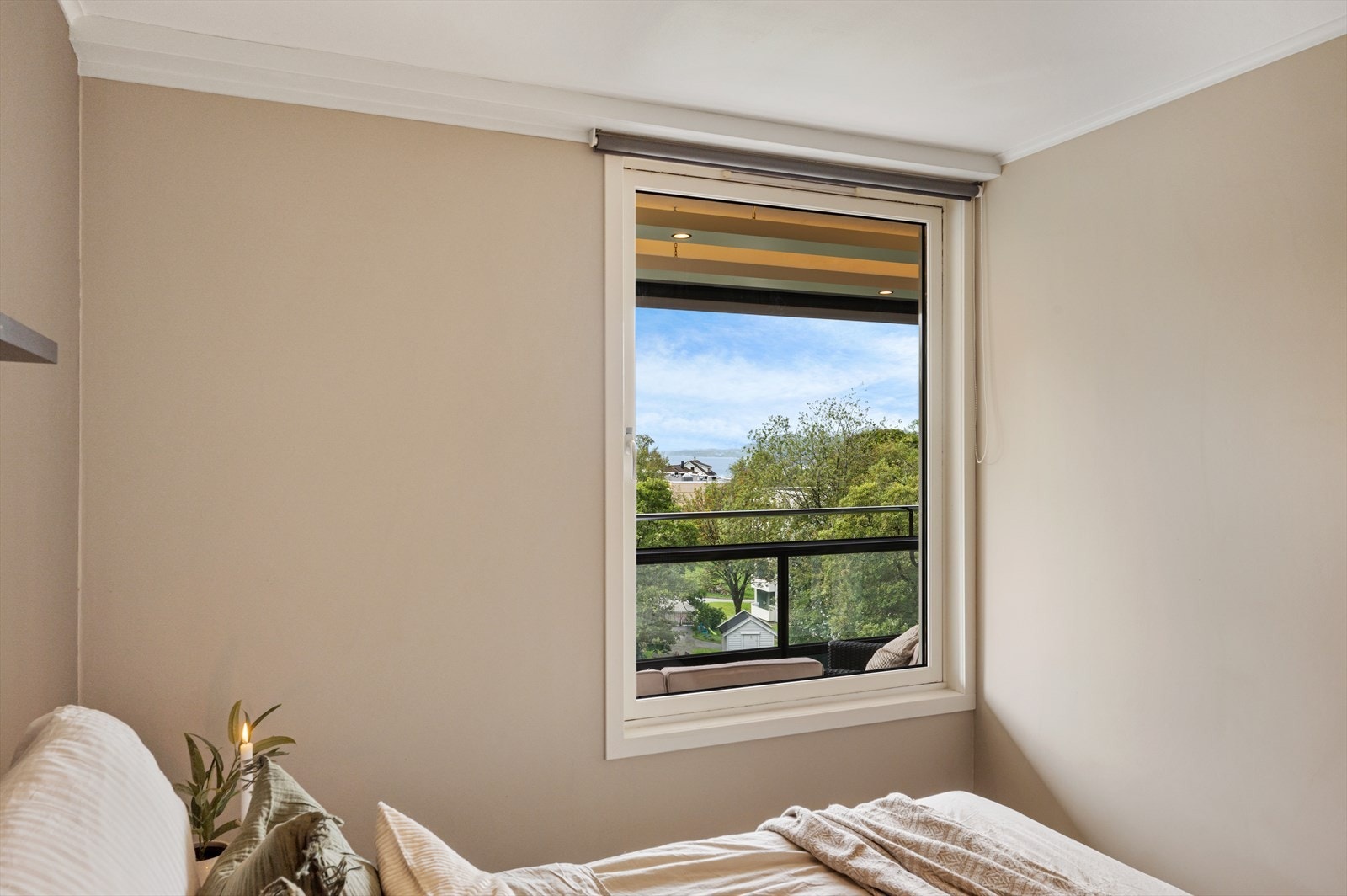 - Nydelig utsikt å våkne opp til. Merk sol skjerming i vinduet! - Galleribilde