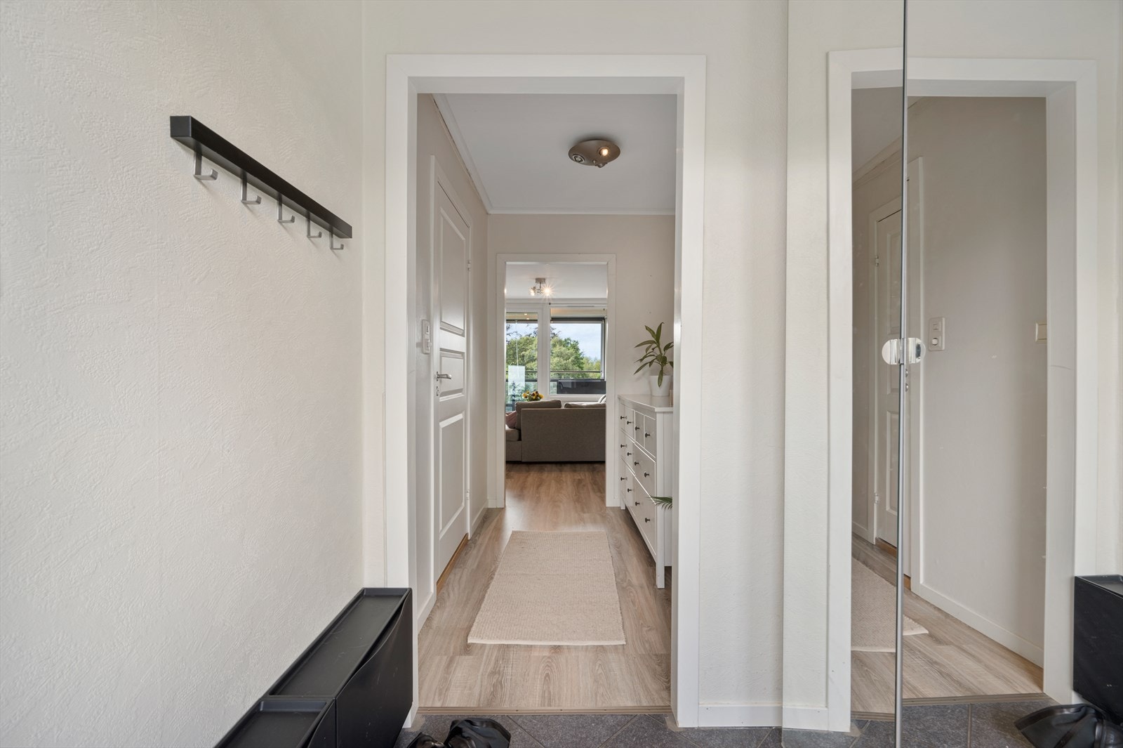 - Svært romslig entré med gode oppbevaringsmuligheter - Galleribilde