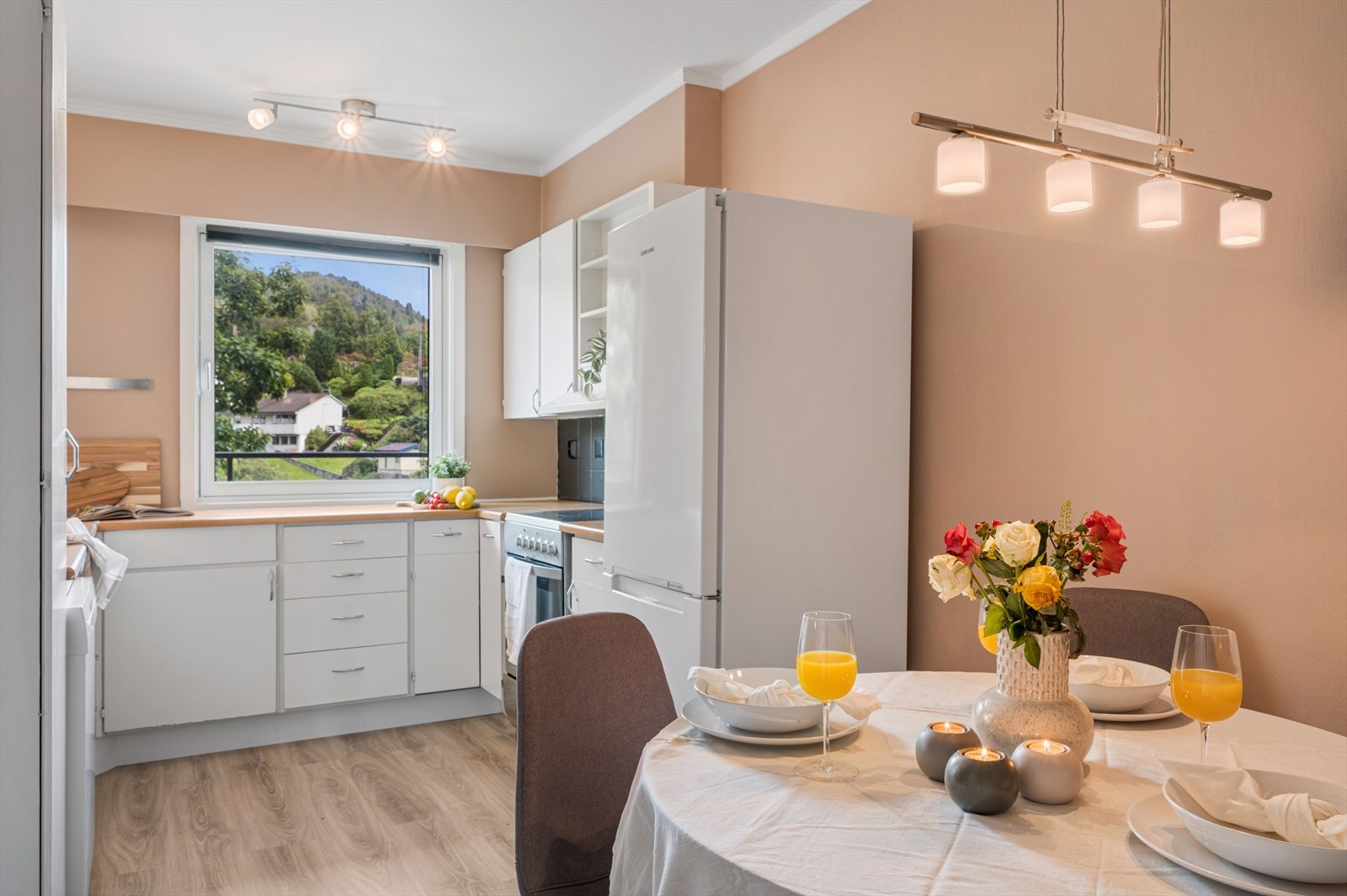 - Kjøkkenet måler 12,3 m² og har slette hvite fronter med laminat benkeplate - Galleribilde