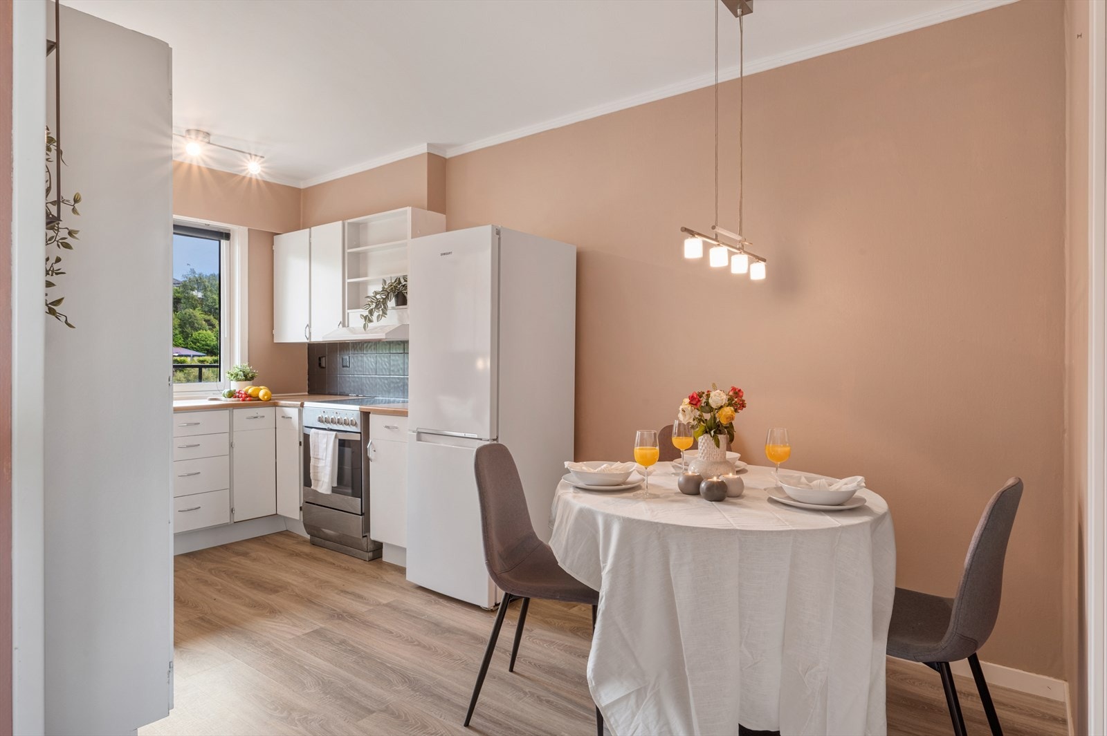 - I en egen sone finner du leilighetens kjøkkenrom - Galleribilde