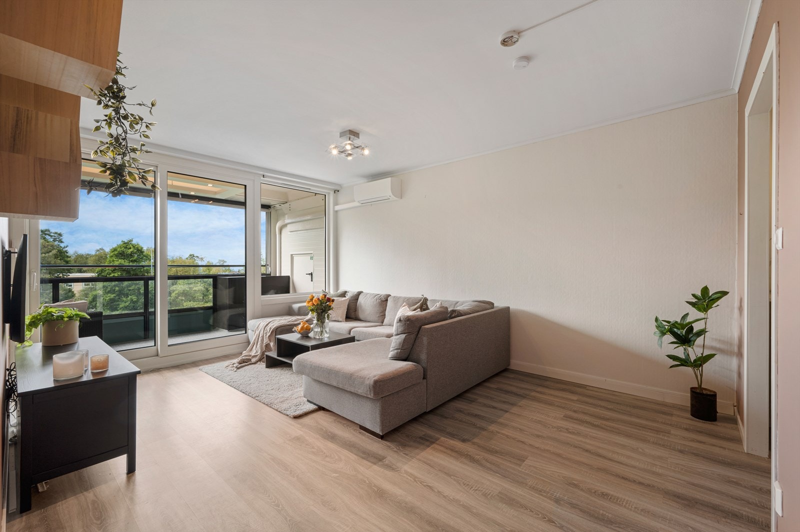 - Her har du god plass til sofagruppe og spisebord i hver sin naturlige sone, samt øvrig ønsket møblement - Galleribilde