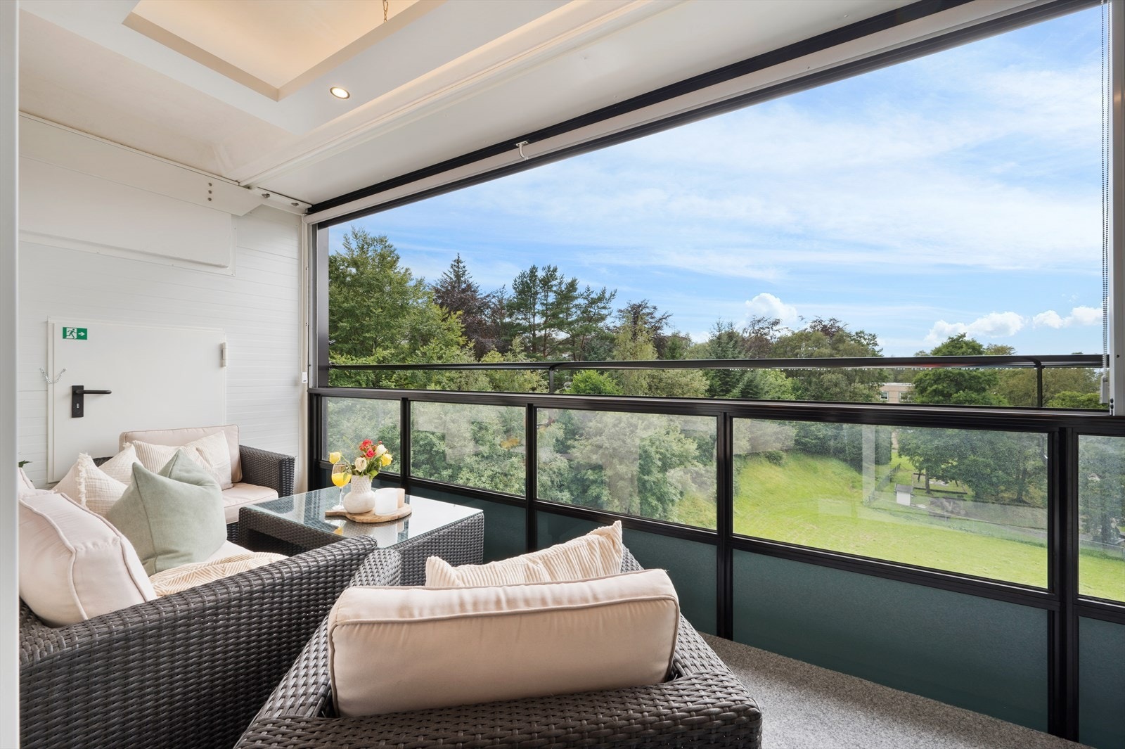 - Lekker innglasset balkong på 13 m² fra 2024. Merk downlights i tak! - Galleribilde