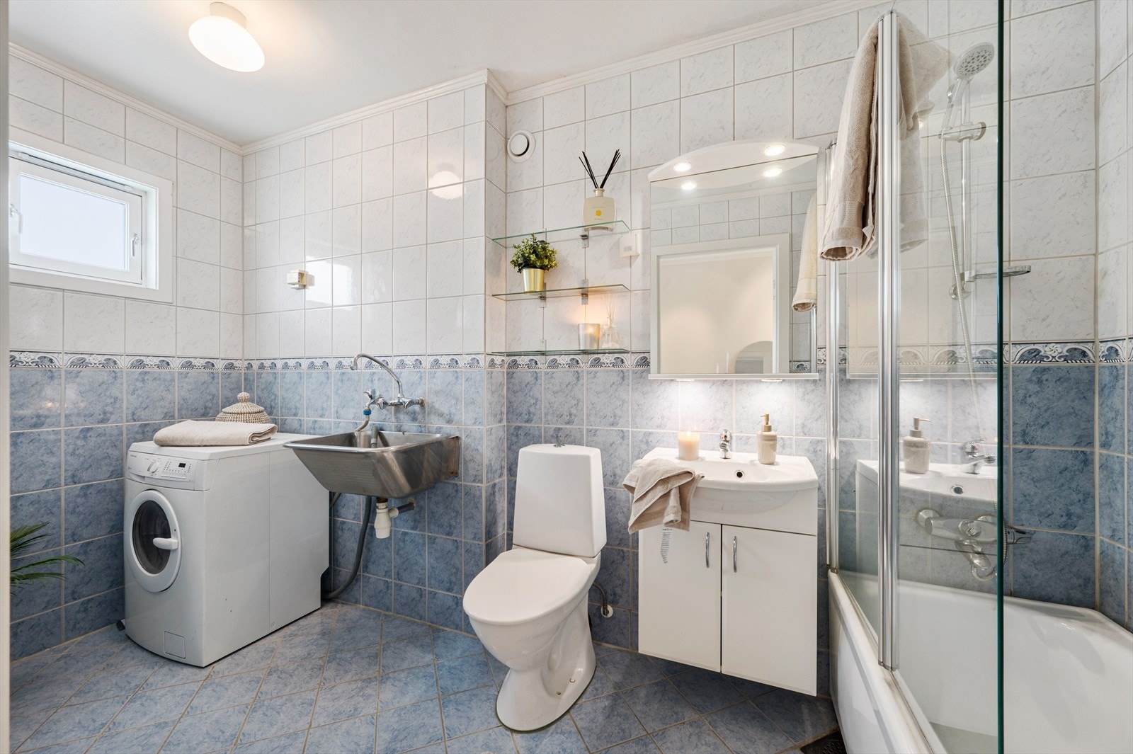 - Helfliset bad med radiatorovn - Galleribilde