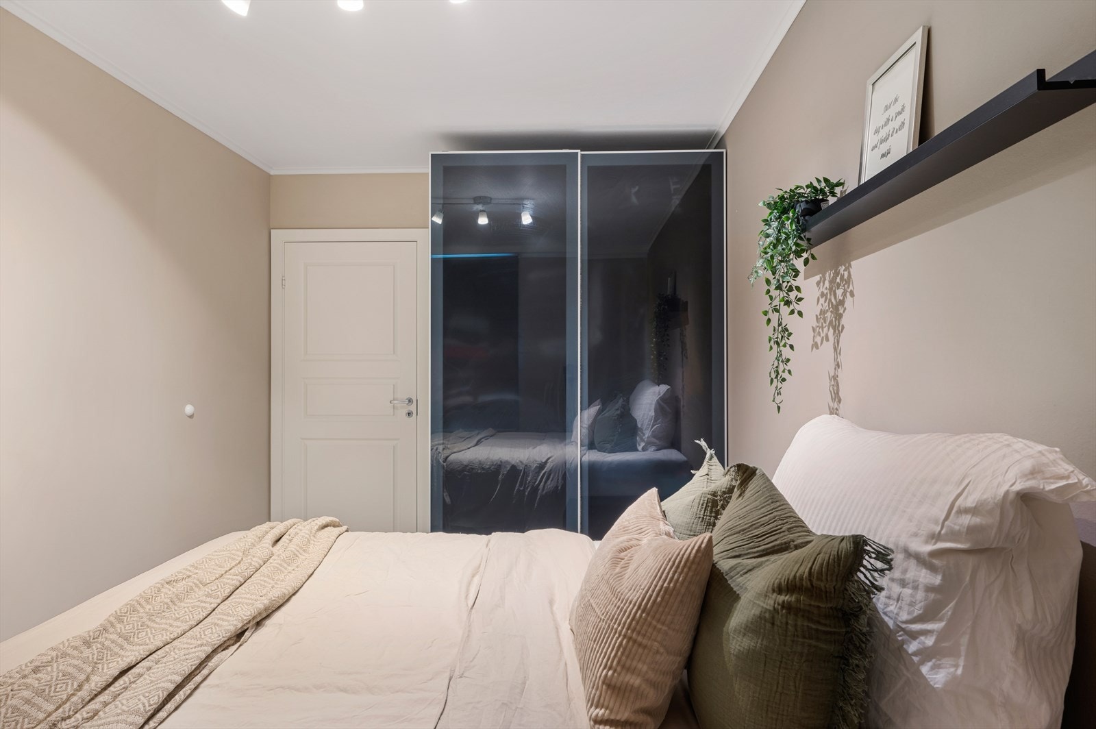 - Her er det god plass til dobbeltseng, garderobe og øvrige møblement - Galleribilde