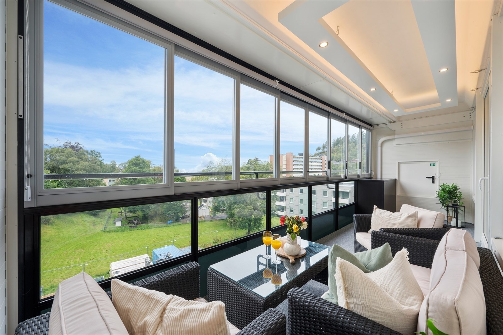 - Det at balkongen er innglasset gjør bruksmulighetene betraktelig større, og den kan nytes uansett årstid. De skyvbare vinduene gjør det enkelt å slippe solen til på de finere sommerdagene - Galleribilde