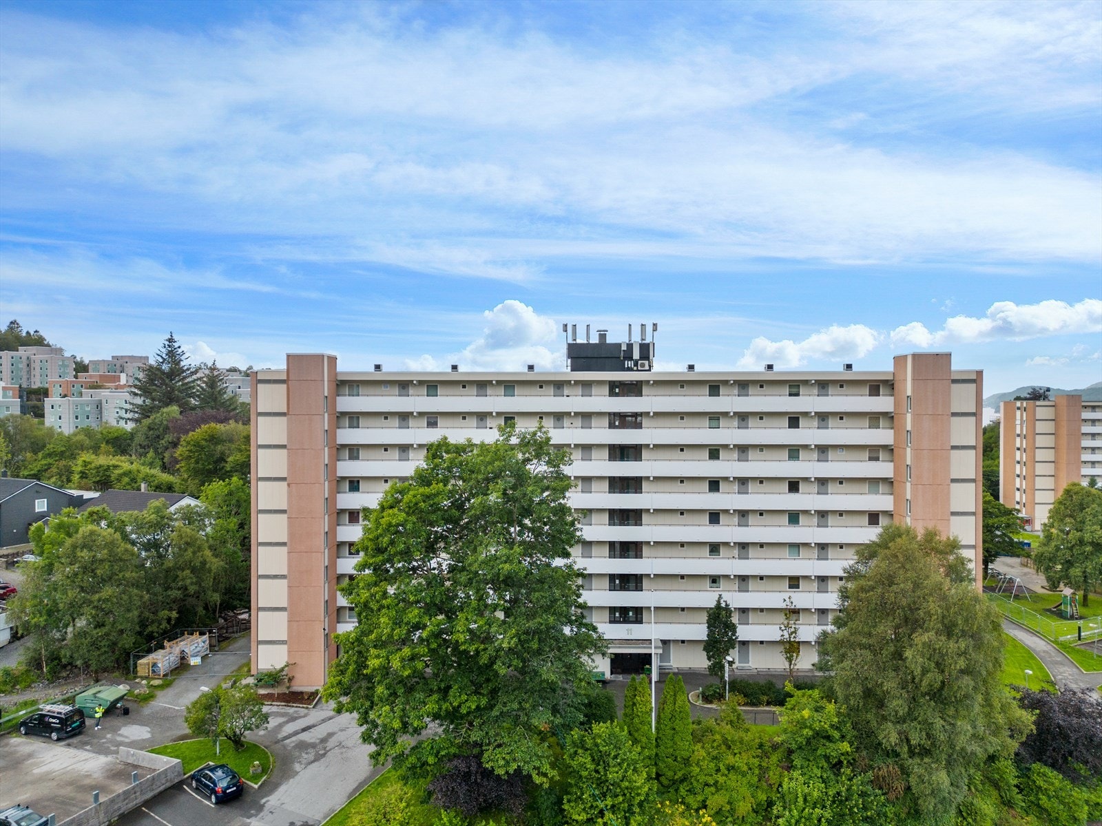 - Leiligheten ligger fint til i byggets 5. etasje og har trappefri adkomst via heis - Galleribilde