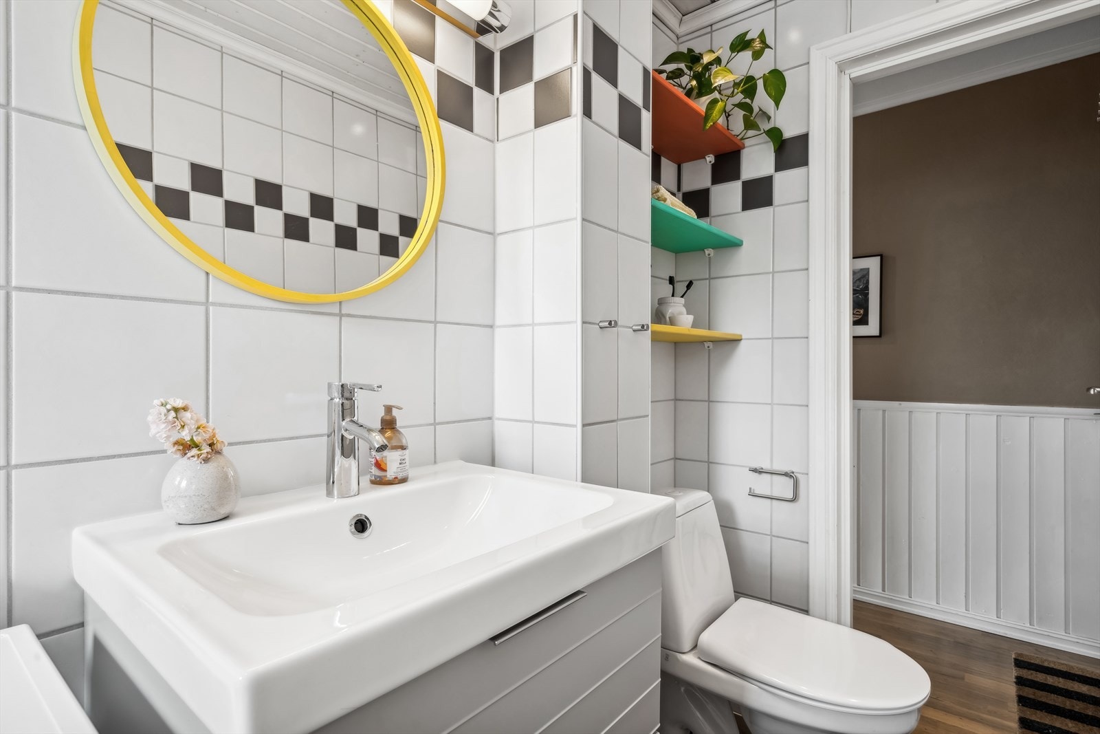 Innredningen består av dusjvegg, servant med underskap, toalett og opplegg for vaskemaskin. Varmekabler i gulv og downlights i himling. Galleribilde