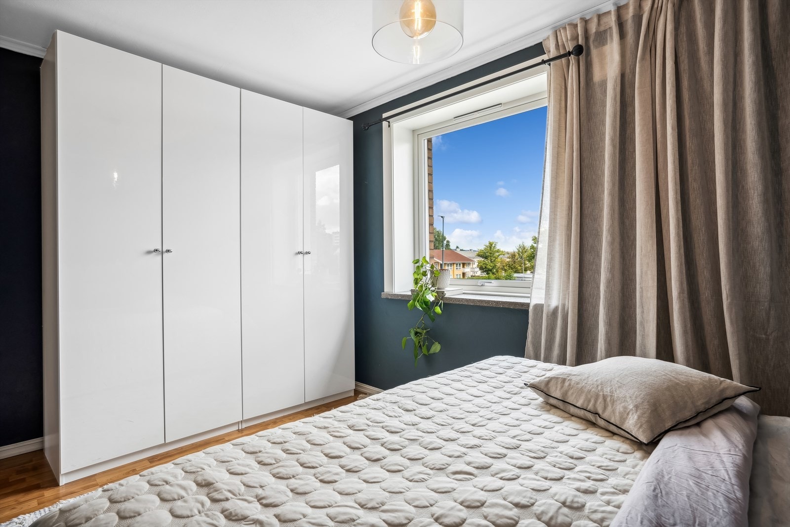 Hovedsoverommet har garderobeskap langs ene veggen, med god plass til oppbevaring som medfølger. Galleribilde