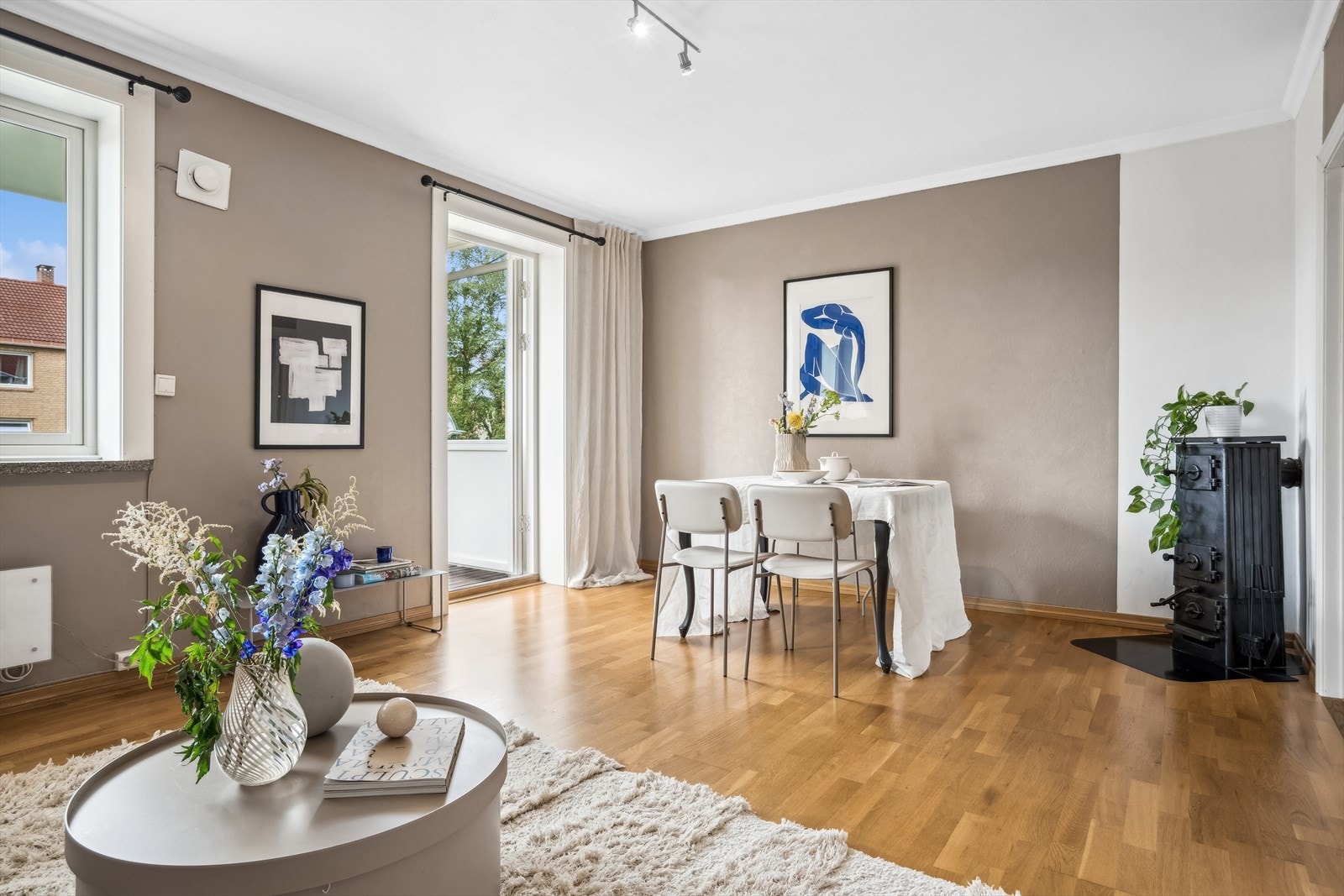 Store vinduer og god takhøyde skaper en god romfølelse i stuen - Lyst og luftig! Galleribilde