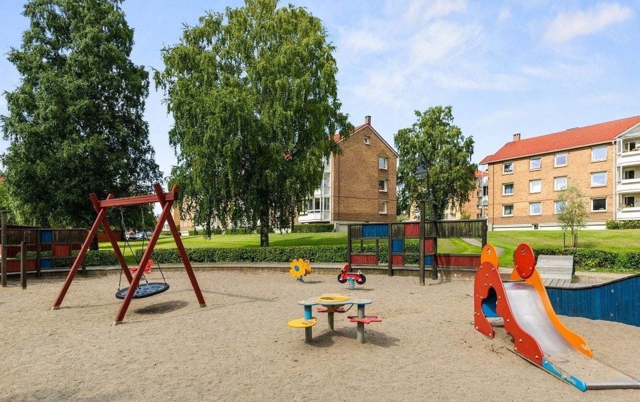 Teisen Park er et meget hyggelig borettslag, med flotte grøntområder. På bildet vises en lekeplass som kommer til glede for de minste i borettslaget. Galleribilde