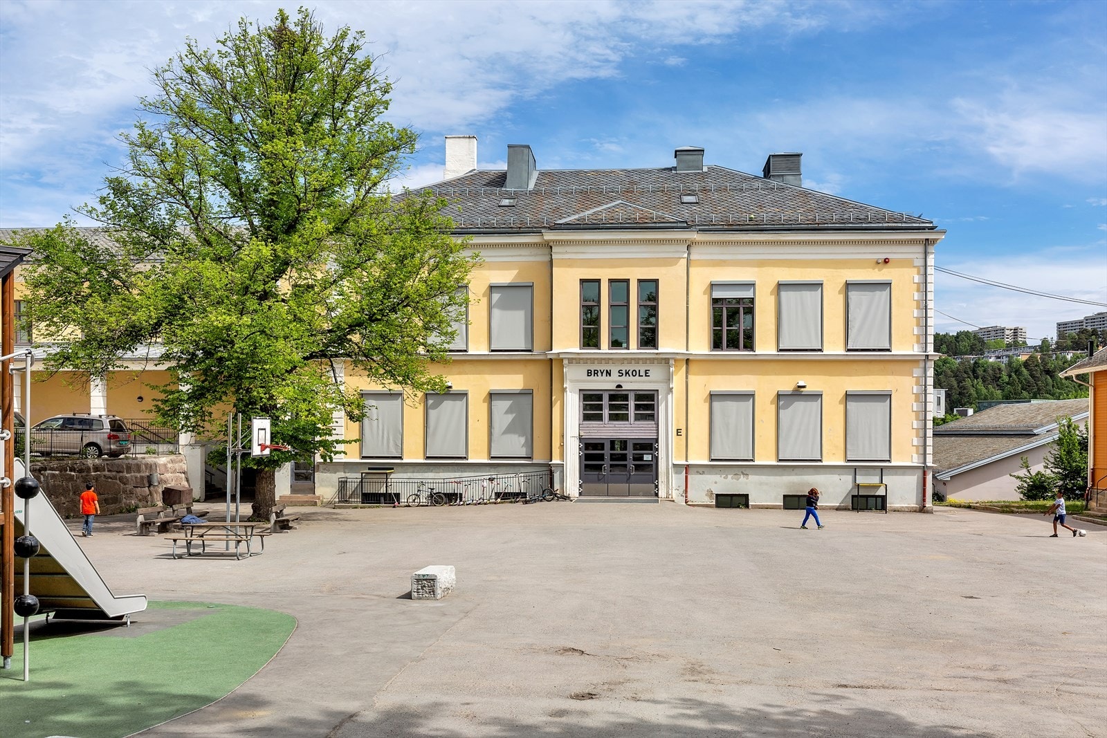 Boligfeltet sokne til Bryn skole, som ligger i umiddelbar nærhet fra leiligheten. Galleribilde