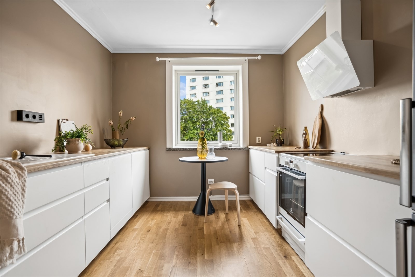 Stilrent og pent kjøkkenet som er innredet i en praktisk form, og har godt med både skap- og benkeplass. Galleribilde