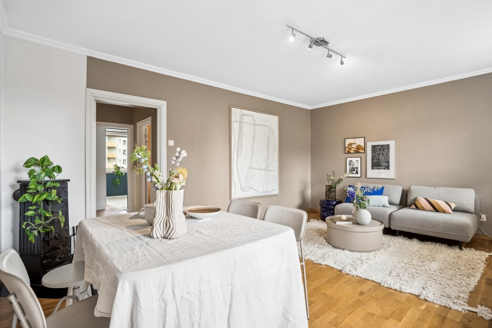 Romslig stue med god plass til bla spisebord - Her kan du invitere venner og familie til hyggelige lag! Galleribilde