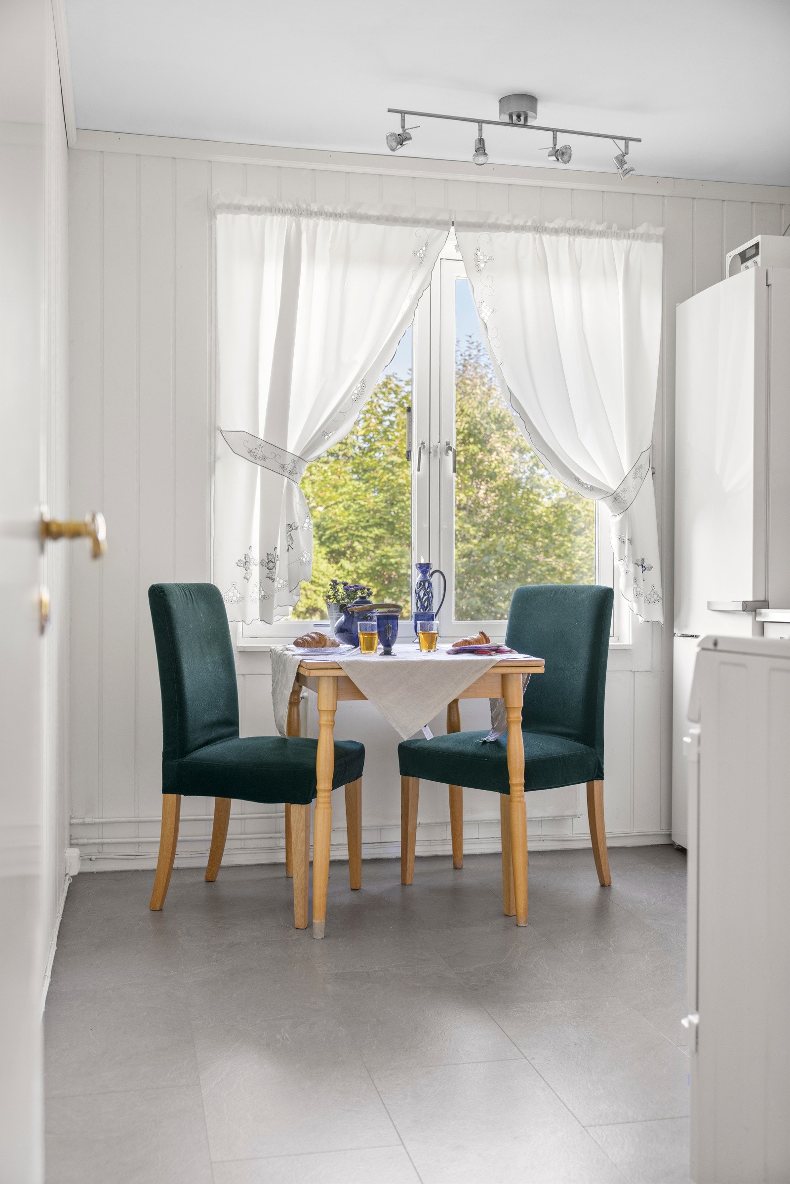 Det store vinduet på kjøkkenet skaper en meget god romfølelse samt flott utsyn. Galleribilde