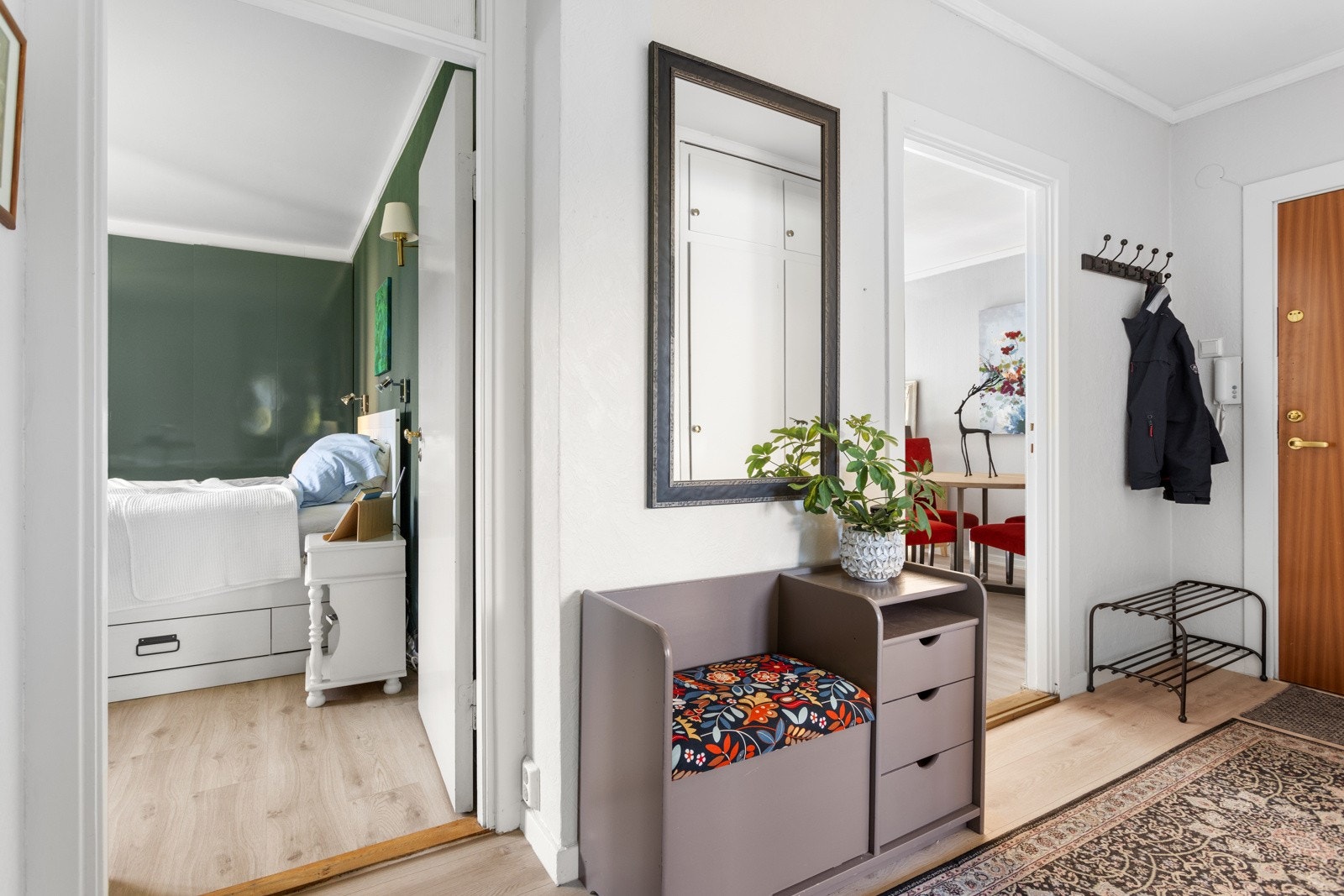 Leilighetens entré er lys og gir et positivt førsteinntrykk av boligen. Galleribilde