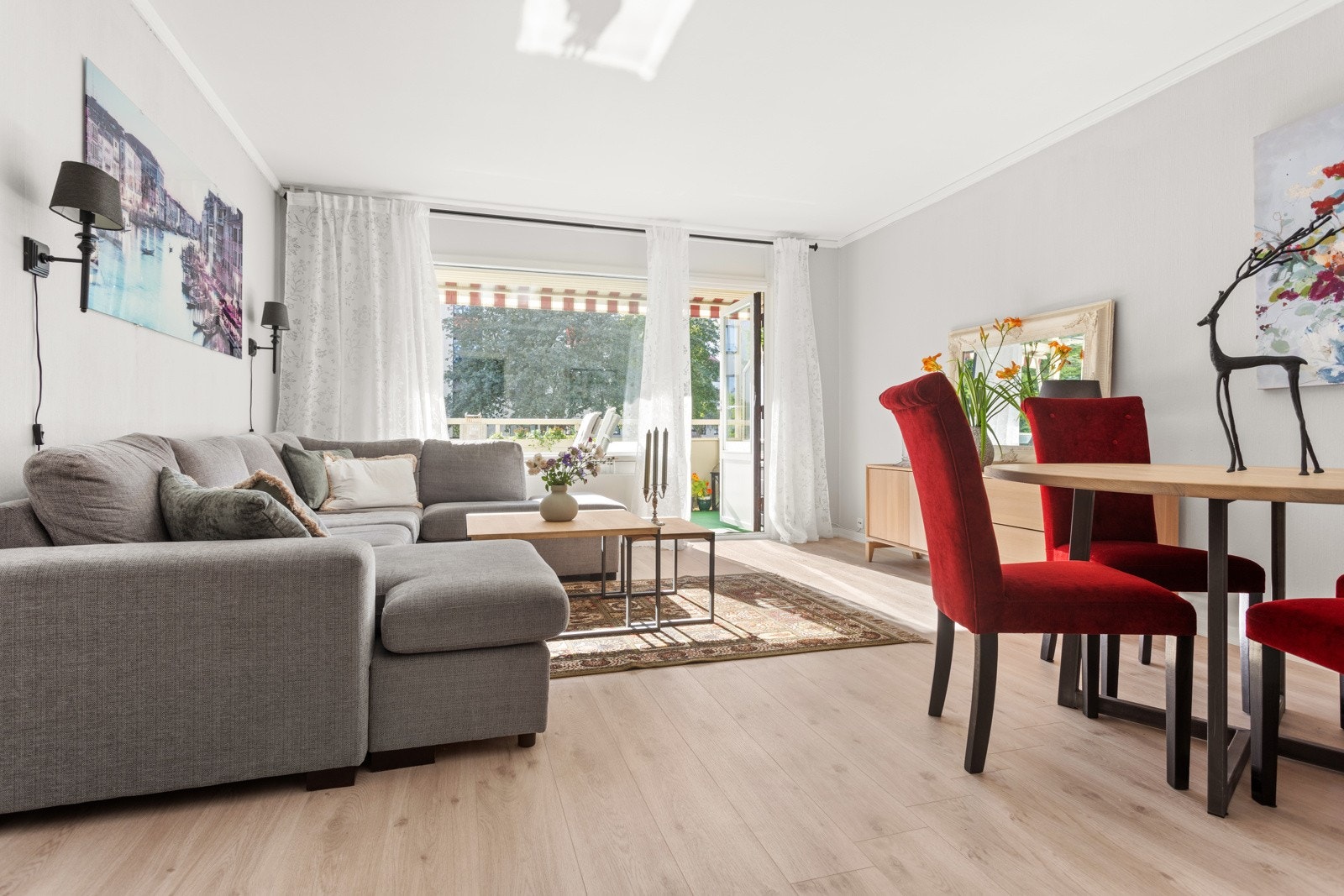 Stuen får mye naturlig lysinnslipp gjennom de store vindusflatene. Galleribilde